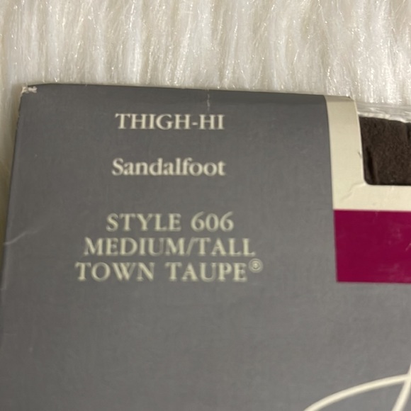 Hanes Vintage Thigh Hi Sandalfoot Stockings Sheer Medium/Tall Town Taupe New - Picture 7 of 16